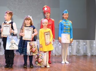 Елена Перепелицина наградила участников конкурса «Елочная игрушка»